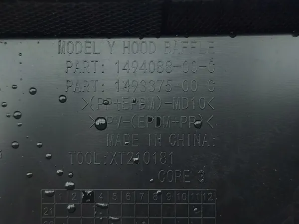 Tesla Model Y 2023 Motorhuvestätsning OEM 149408800C image 9