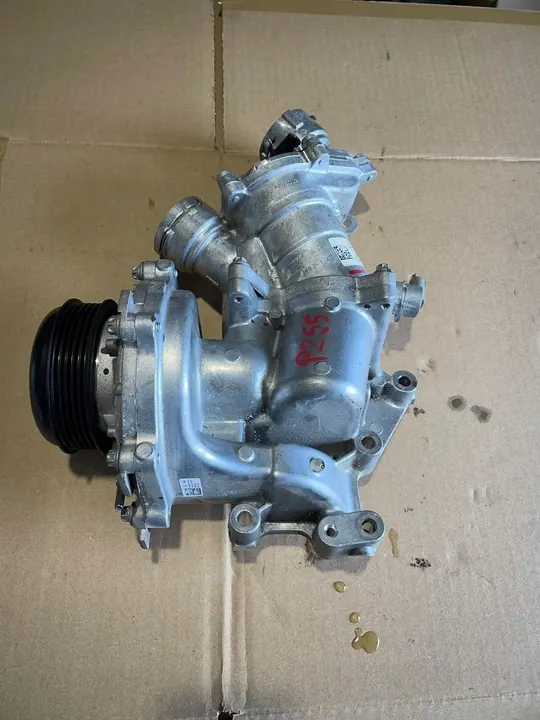 MERCEDES 3.0 CDI Vattenpump Termostatlåda A6562000015 image 2