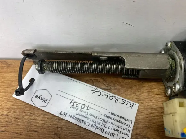 Motor de control de asiento OEM L0372816AA para Dodge Challenger image 9