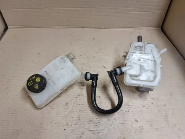 Bremsflüssigkeitsbehälter OEM 460913484R - Gebraucht image 2