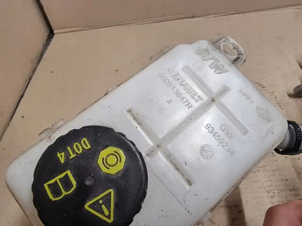 Bremsflüssigkeitsbehälter OEM 460913484R - Gebraucht image 5