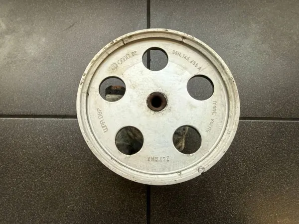 Bomba de dirección Audi OEM 8K0145153F Usada image 3
