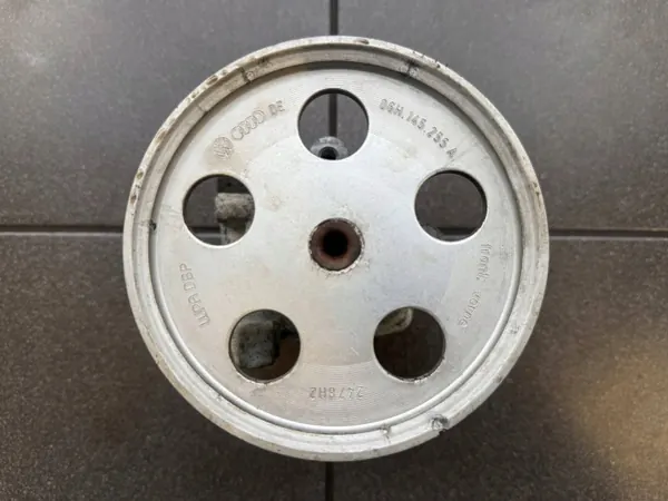 Bomba de dirección Audi OEM 8K0145153F Usada image 4