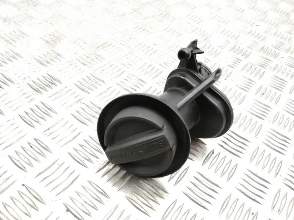 BMW Öljytäyttökorkki OEM 7810587 2.0D moottoriin image 2