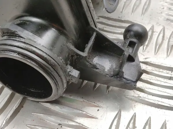 BMW Öljytäyttökorkki OEM 7810587 2.0D moottoriin image 5