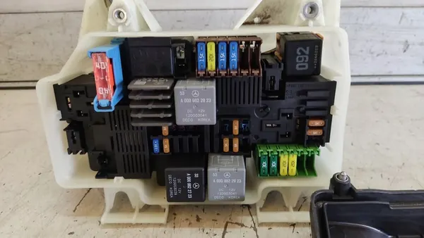 MERCEDES W205 Caixa de Fusíveis image 4