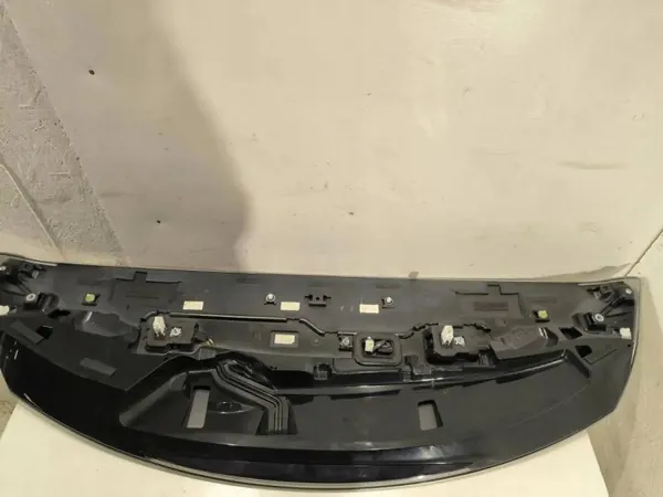 Lexus RX Kofferraumspoiler OEM 7687148110 - Gebraucht image 4