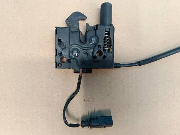 AUDI RSQ3 Q3 83A II Motorhuvudslås Höger Vänster OEM 83A823509 image 2