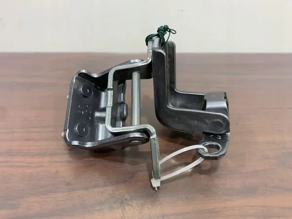 Mitsubishi Outlander Bakdörrsgångjärn OEM FBZ28603 image 2