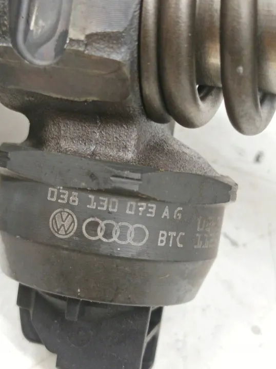 Pompe lave-glace OEM 038130073AG pour VW Touran 1.9 TDI image 3