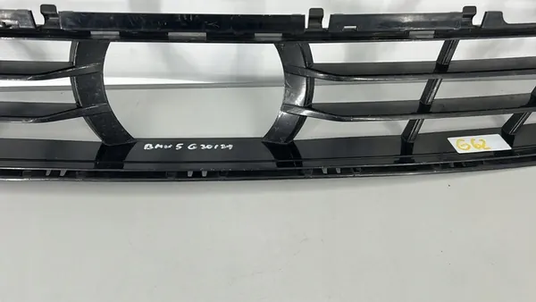 Griglia centrale paraurti anteriore BMW 5 G30/G31 LCI OEM image 2