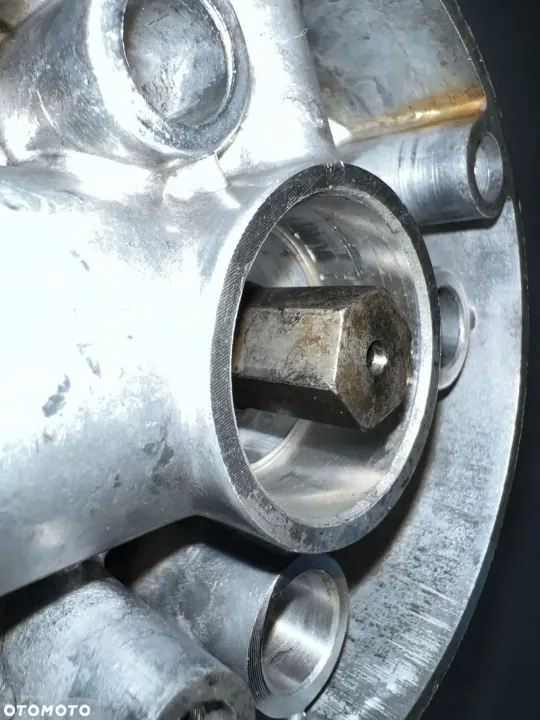 Bomba de aceite Mercedes OM651 OEM 6511811801 Usado image 5