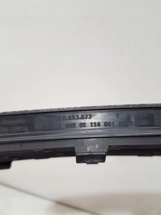 Grille de ventilation avant OEM 5E0853677 Skoda Octavia Mk3 image 3