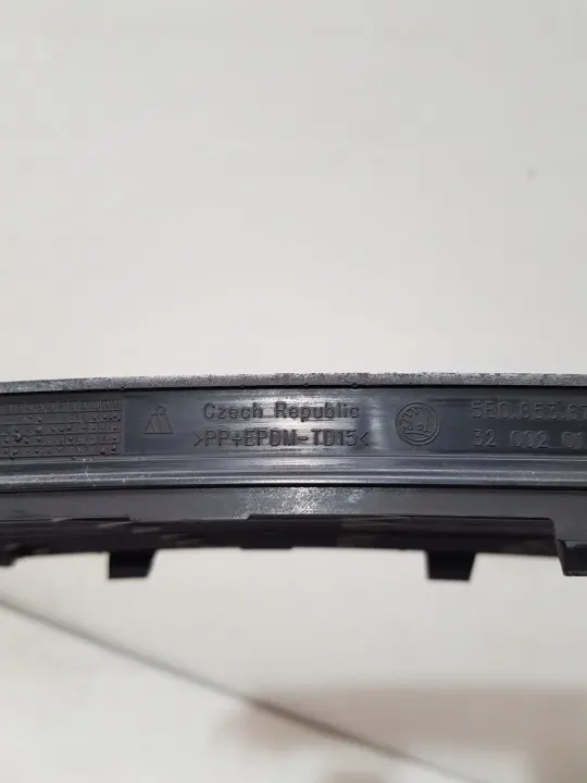 Grille de ventilation avant OEM 5E0853677 Skoda Octavia Mk3 image 4