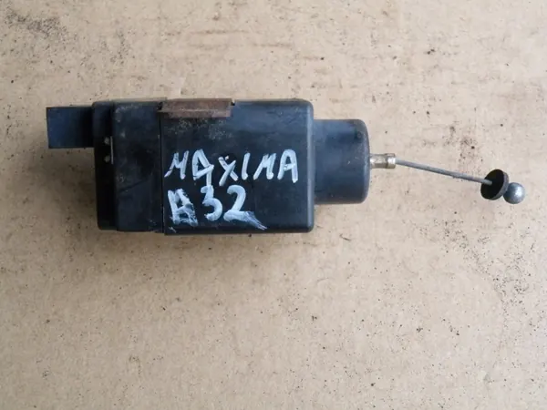 Nissan Maxima QX A32 bakluckeaktuator OEM image 2