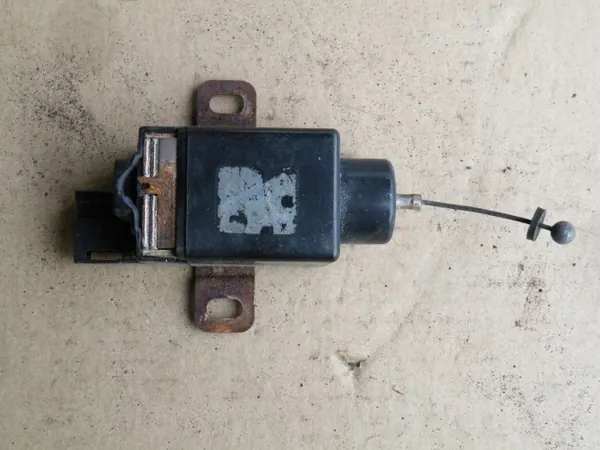 Nissan Maxima QX A32 bakluckeaktuator OEM image 3