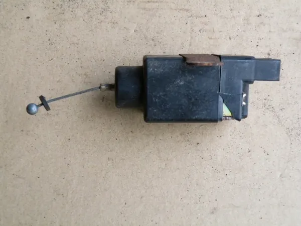 Nissan Maxima QX A32 bakluckeaktuator OEM image 4