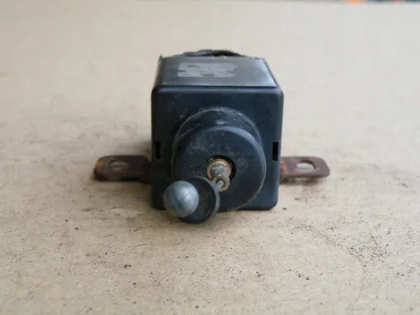 Nissan Maxima QX A32 bakluckeaktuator OEM image 6