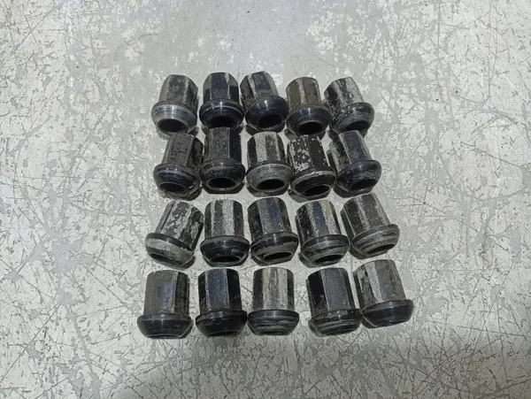 Jeu d'écrous de roue PORSCHE 968 OEM - État utilisé image 4