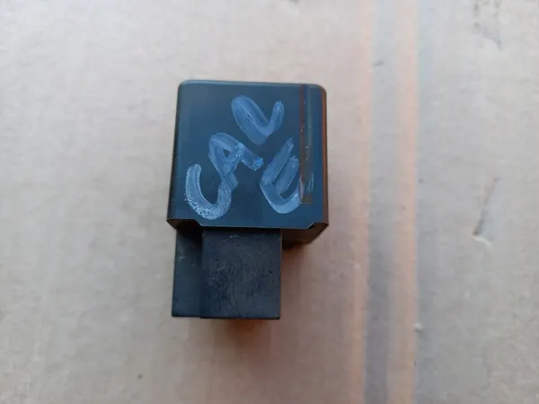 TOYOTA CARINA E 92-97 Vilkku-rele 81980-05010 image 2