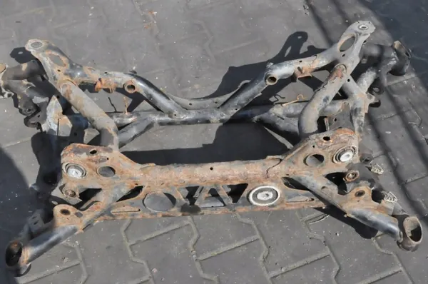 BMW OEM 2284640 Bakvagnsbalk - Begagnad image 8