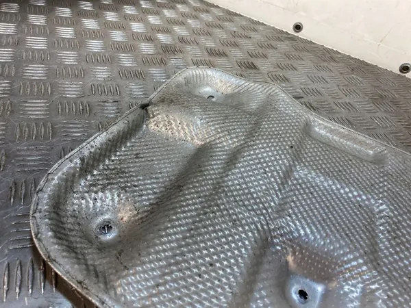 Hyundai OEM FBZ25332 Pakoputken lämpösuoja - Käytetty image 3