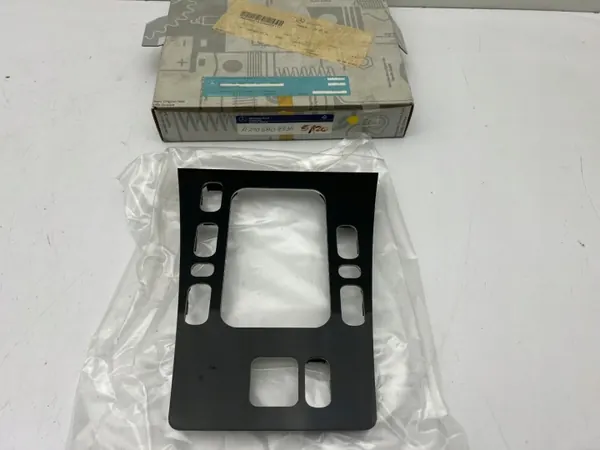 Mercedes W210 mittkonsol panel OEM A2106809336 image 2