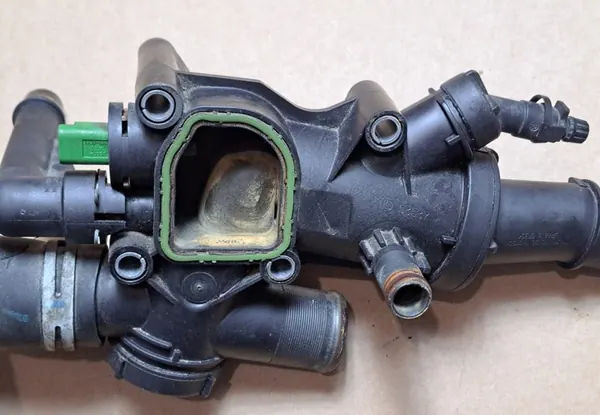 Carcasa de termostato PEUGEOT 407 2.0L Diesel 9656182980 image 6