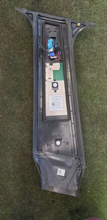 Tesla Model Y Türsäulen-Kameraabdeckung Links OEM 1516255-00-E image 3