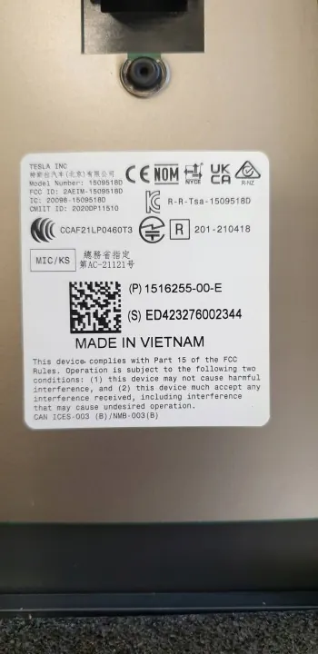 Tesla Model Y Türsäulen-Kameraabdeckung Links OEM 1516255-00-E image 4