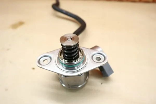 MERCEDES W176 W246 W117 1.6 CGI Brandstofpomp A2700700501 image 4