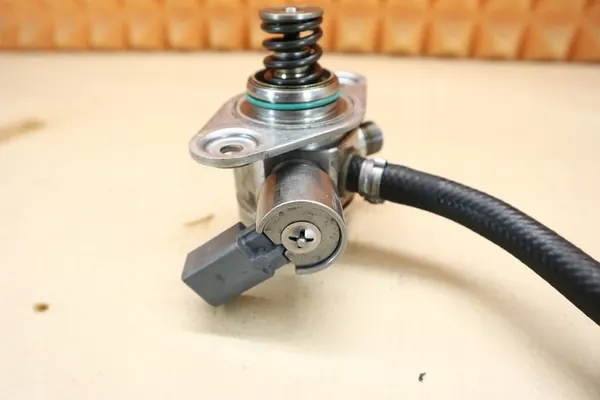 MERCEDES W176 W246 W117 1.6 CGI Brandstofpomp A2700700501 image 5