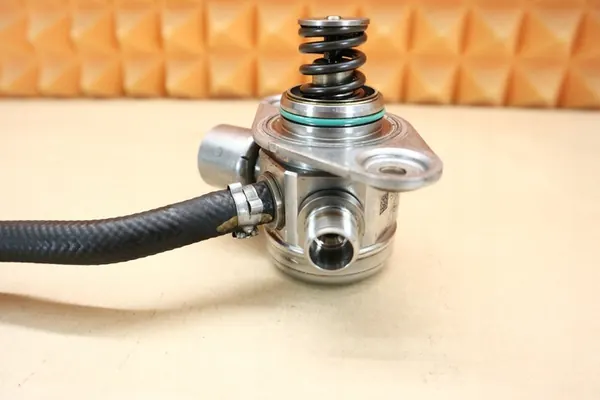 MERCEDES W176 W246 W117 1.6 CGI Brandstofpomp A2700700501 image 6