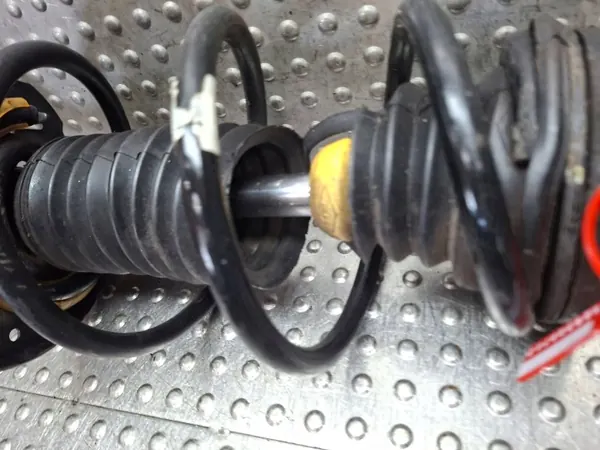 Fram Vänster Stötdämpare OEM S26309767 Renault Clio IV image 4