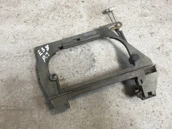 BMW E38 takaoikea kahvan kiinnitys OEM image 2