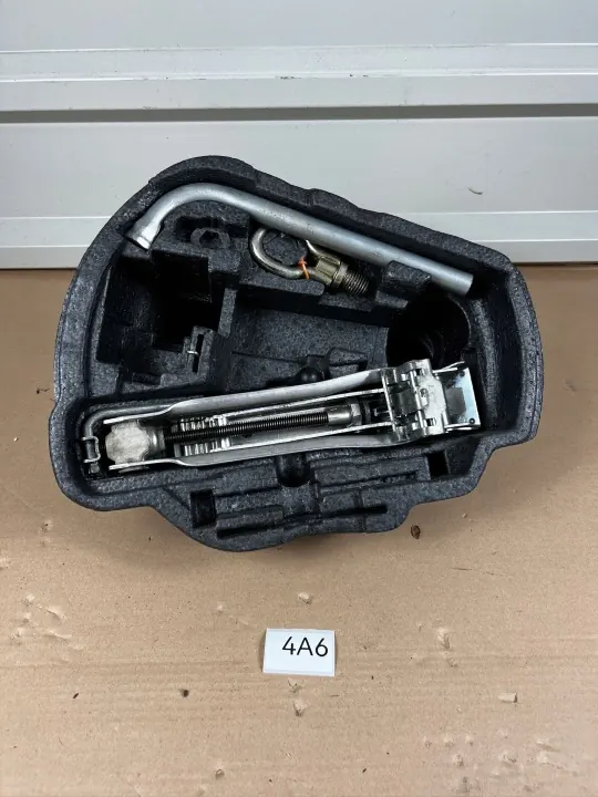 Poignée de cric VW d'occasion OEM 8L0011031A 1J0012115M image 2