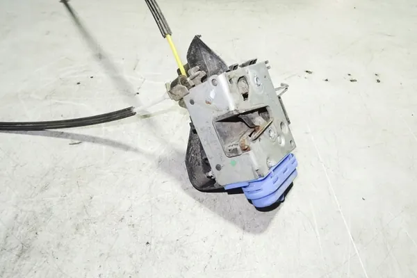 AUDI A4 Vänster Bakdörrslås 8D0839015A image 2