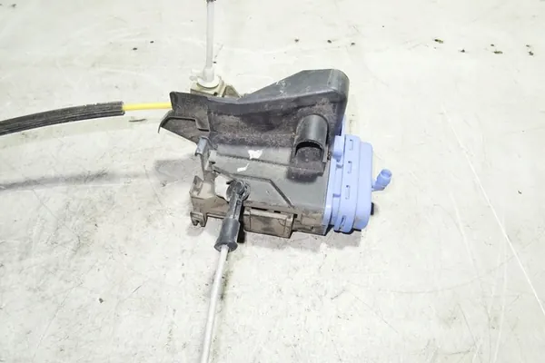 AUDI A4 Vänster Bakdörrslås 8D0839015A image 3