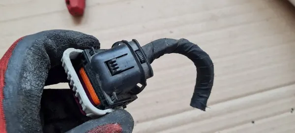 Motorplug 4M0973056D för Audi S4 B9 3.0 TFSI image 3
