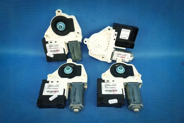 Etupenkin moottori VW Golf V 5K0959701A image 6