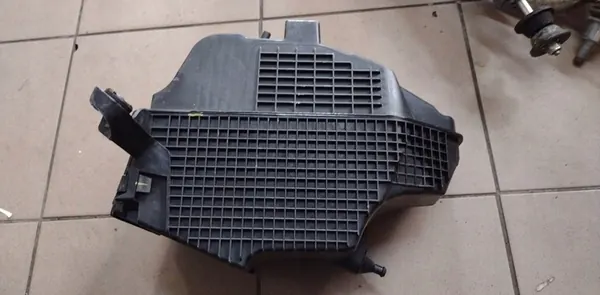 Dacia OE Ilmansuodattimen Kotelo 165008308R image 2