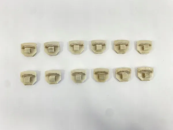 OEM SDV104564 Breite Zierleisten-Clips für Mercedes W201 image 2