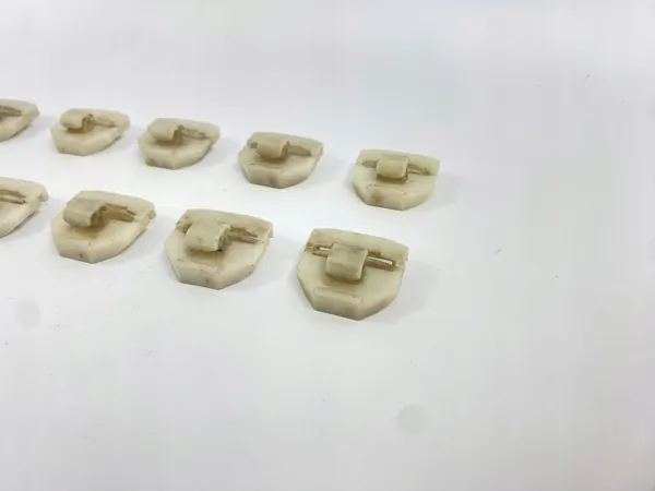 OEM SDV104564 Breite Zierleisten-Clips für Mercedes W201 image 3
