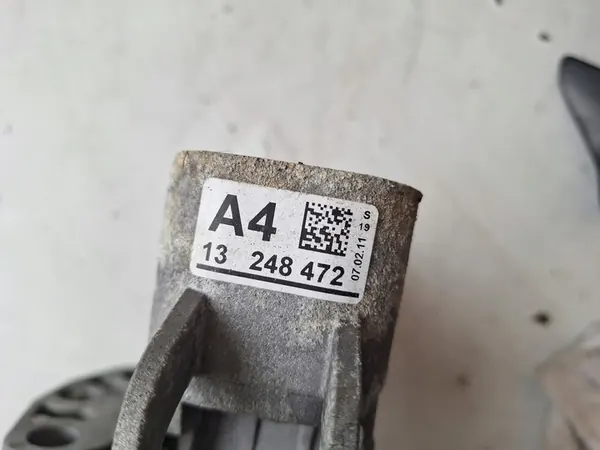 OPEL Astra J Supporto motore 1.4 TURBO OEM GM13248472 image 2