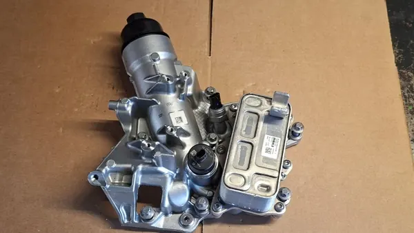 Mercedes-Benz Ölfilterbasis mit Kühler OEM A6541806600 image 2
