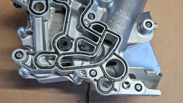 Mercedes-Benz Ölfilterbasis mit Kühler OEM A6541806600 image 7
