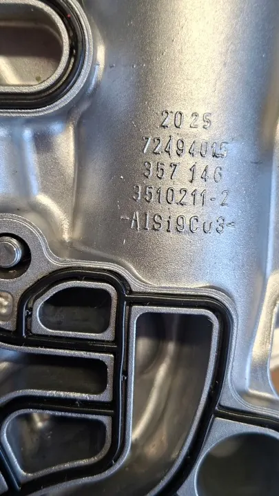 Mercedes-Benz Ölfilterbasis mit Kühler OEM A6541806600 image 9