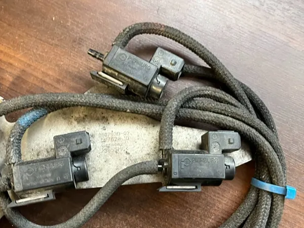 Pieza motor BMW X5 F15 usado OEM 8507930 image 3