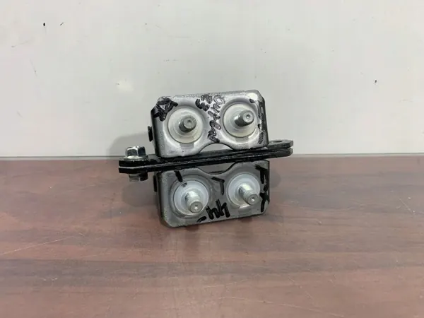 Subaru OE FBZ28533 Hintertürscharniere - Gebraucht image 3