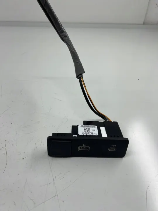 Jaguar USB-pistorasia OEM L8B219E110CE - Käytetty image 2